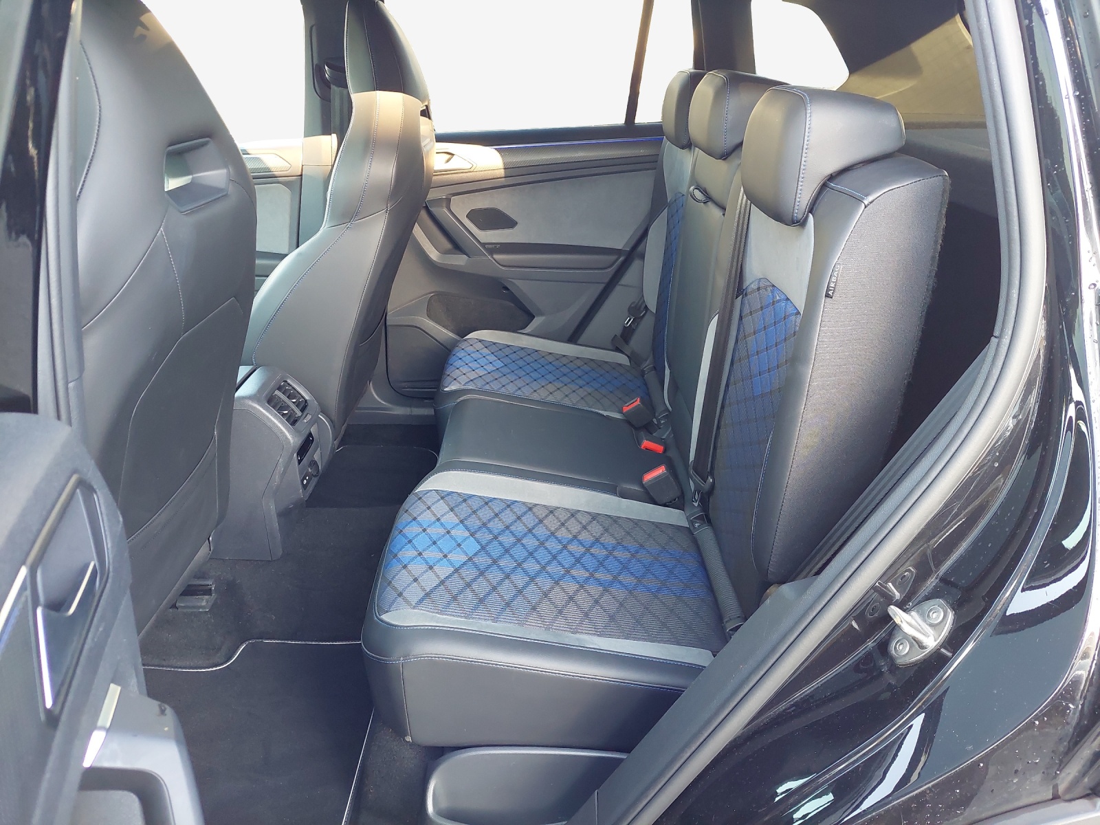 VW Tiguan 2.0TSI R 4Motion DSG-image-11