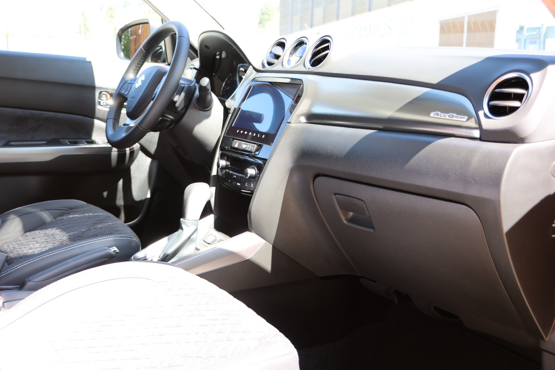 SUZUKI Vitara 1.4T Sakura Top 4x4 Hybrid Automatic-image-10