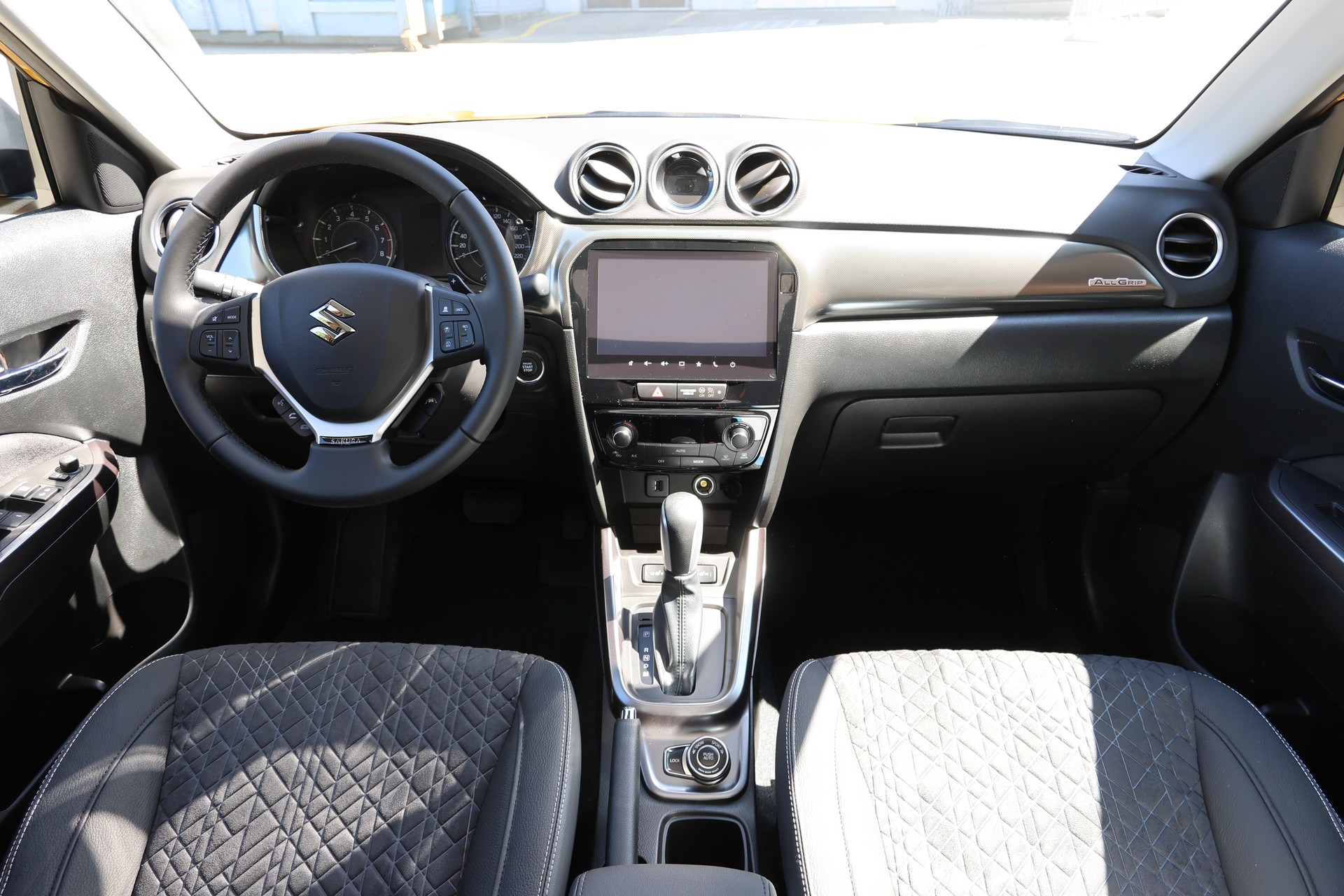 SUZUKI Vitara 1.4T Sakura Top 4x4 Hybrid Automatic-image-3