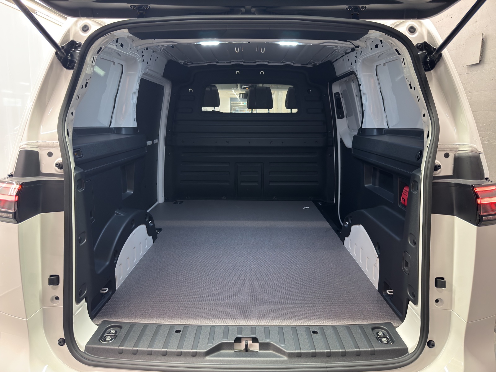 VW ID.Buzz Cargo 84kWh-image-10