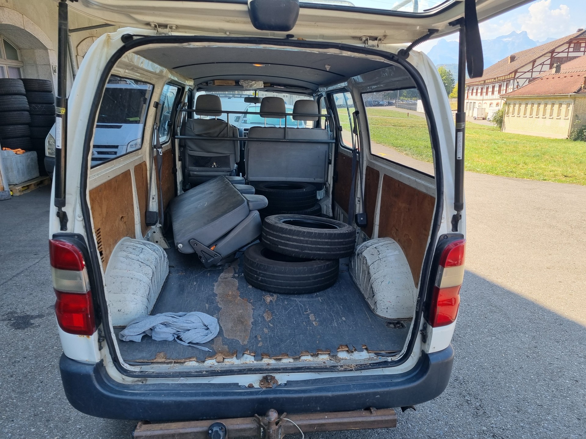 TOYOTA Hiace D-4D Van 4WD LWB-image-6