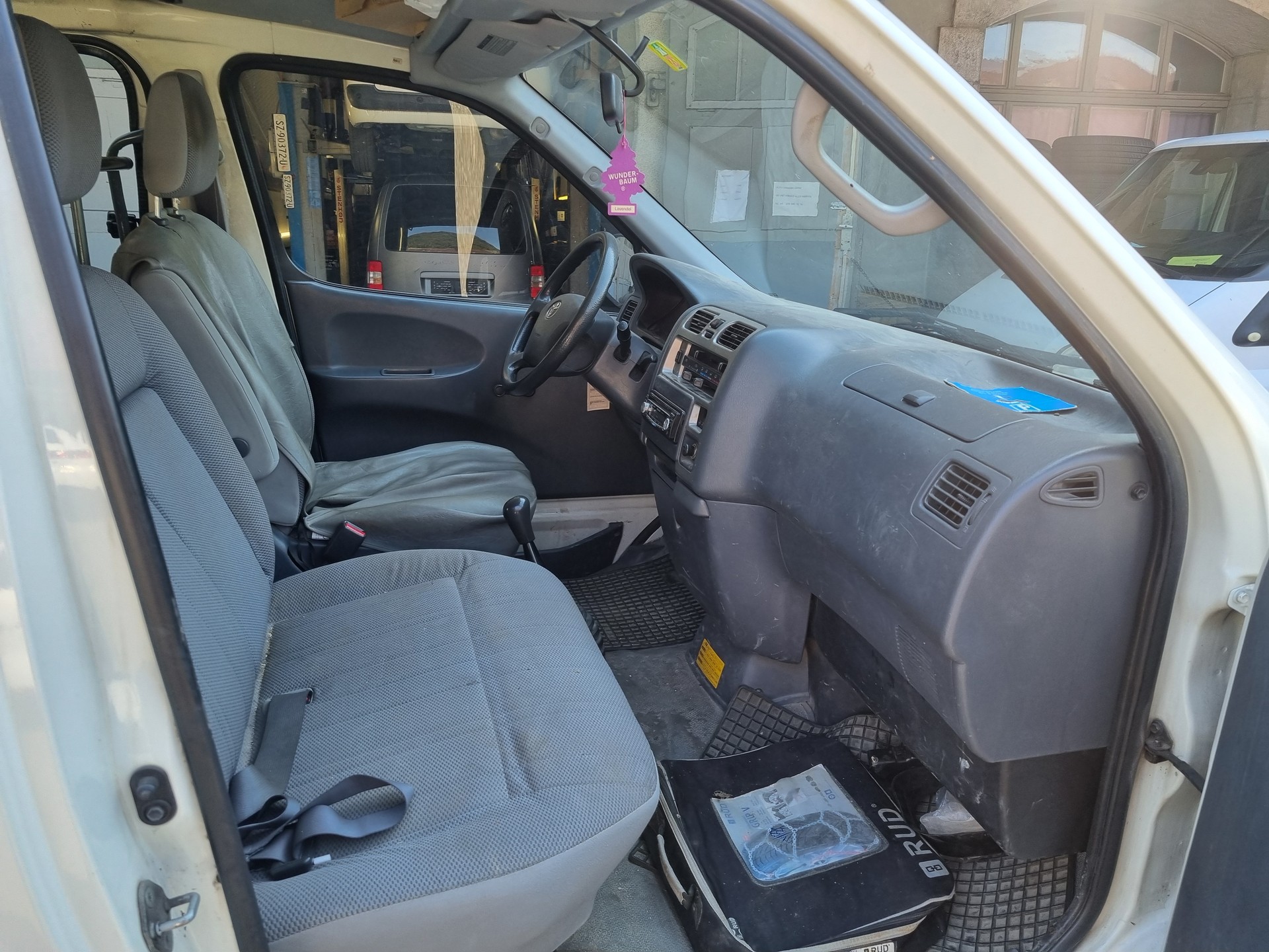TOYOTA Hiace D-4D Van 4WD LWB-image-4
