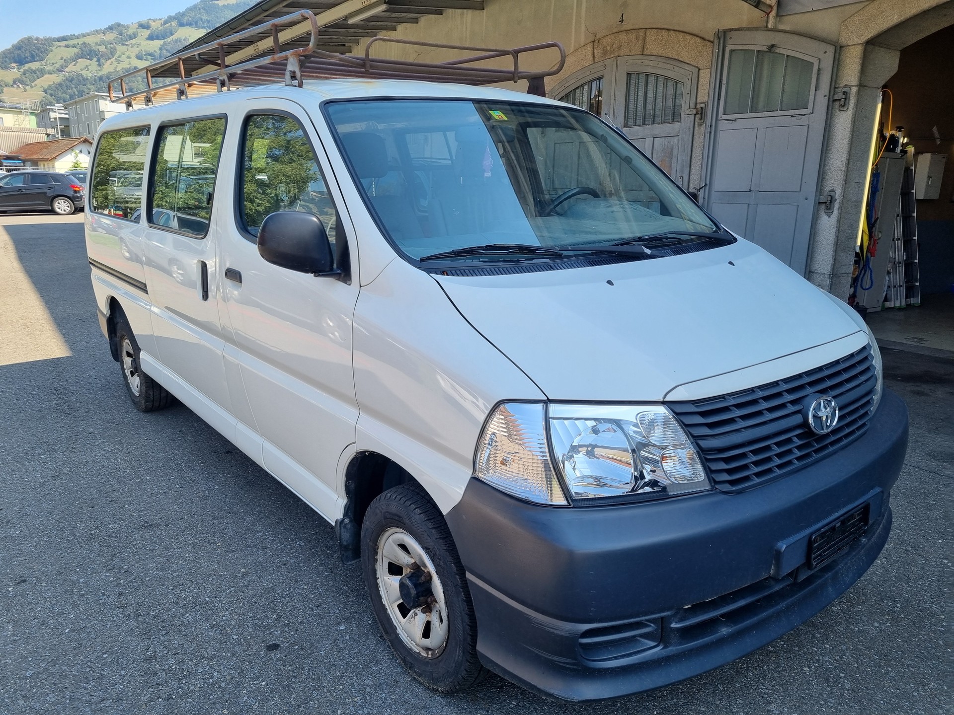 TOYOTA Hiace D-4D Van 4WD LWB-image-3