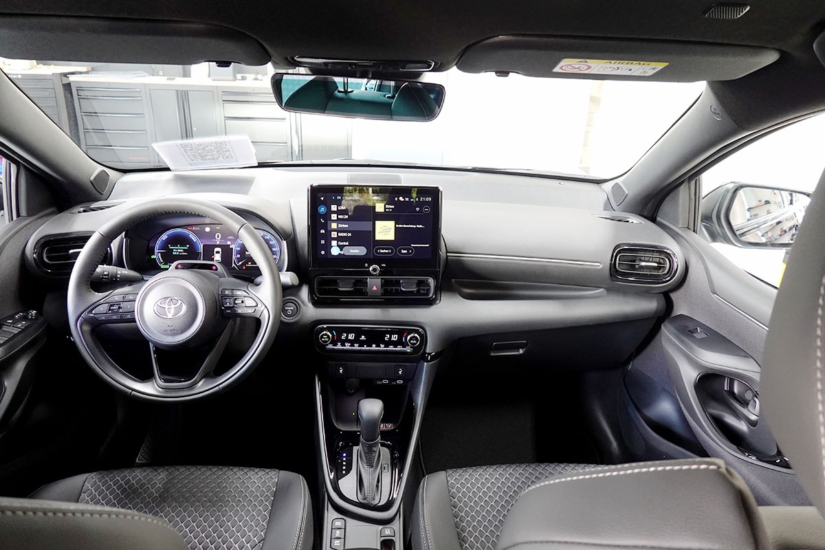 TOYOTA Yaris 1.5 Premium e-CVT-image-8