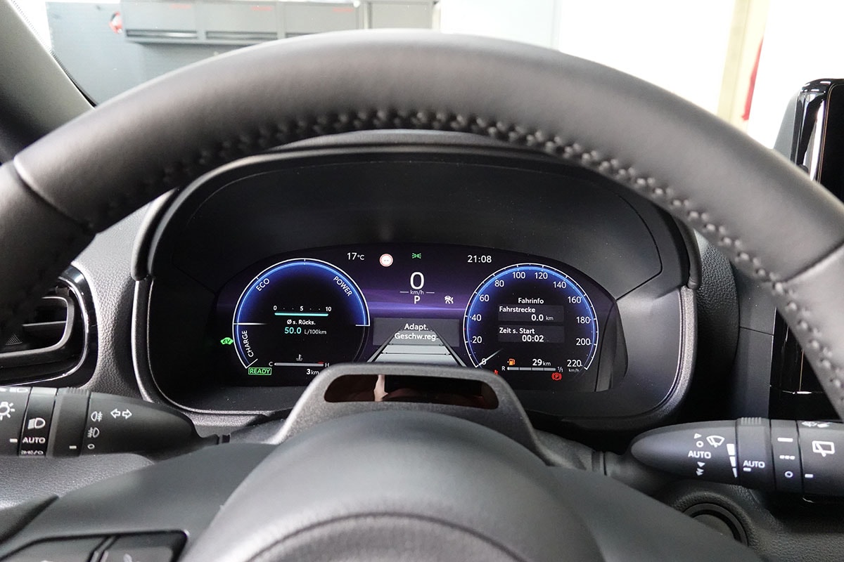 TOYOTA Yaris 1.5 Premium e-CVT-image-17