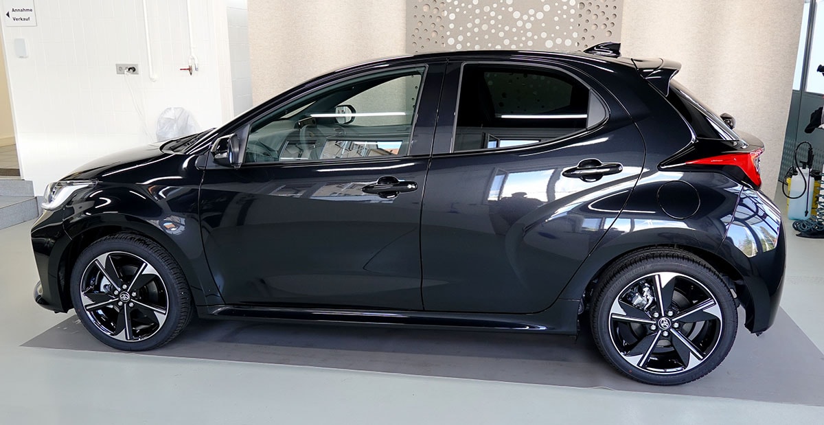 TOYOTA Yaris 1.5 Premium e-CVT-image-1