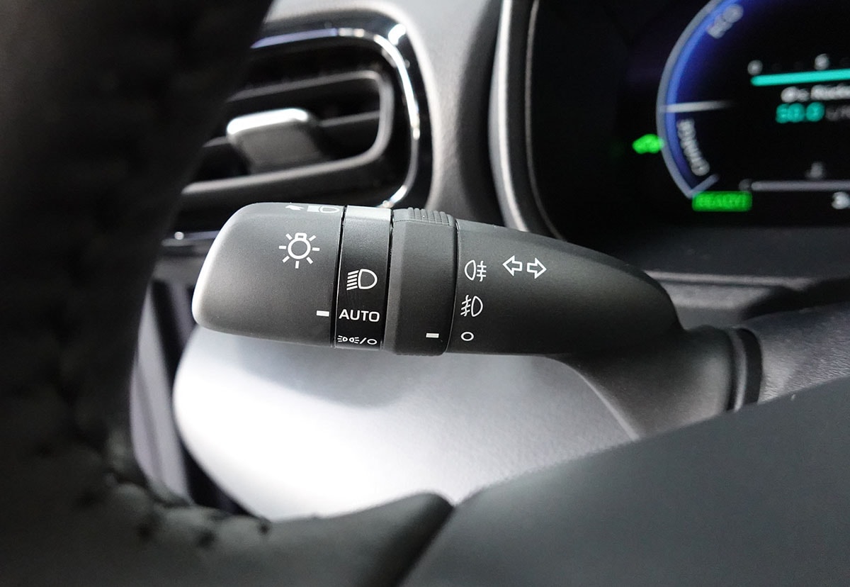 TOYOTA Yaris 1.5 Premium e-CVT-image-12
