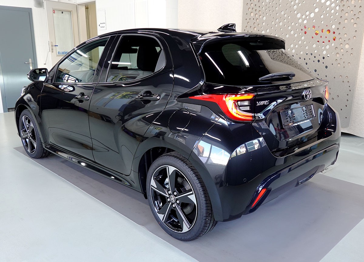 TOYOTA Yaris 1.5 Premium e-CVT-image-2