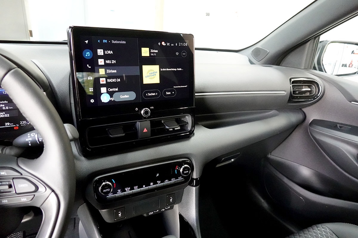 TOYOTA Yaris 1.5 Premium e-CVT-image-10