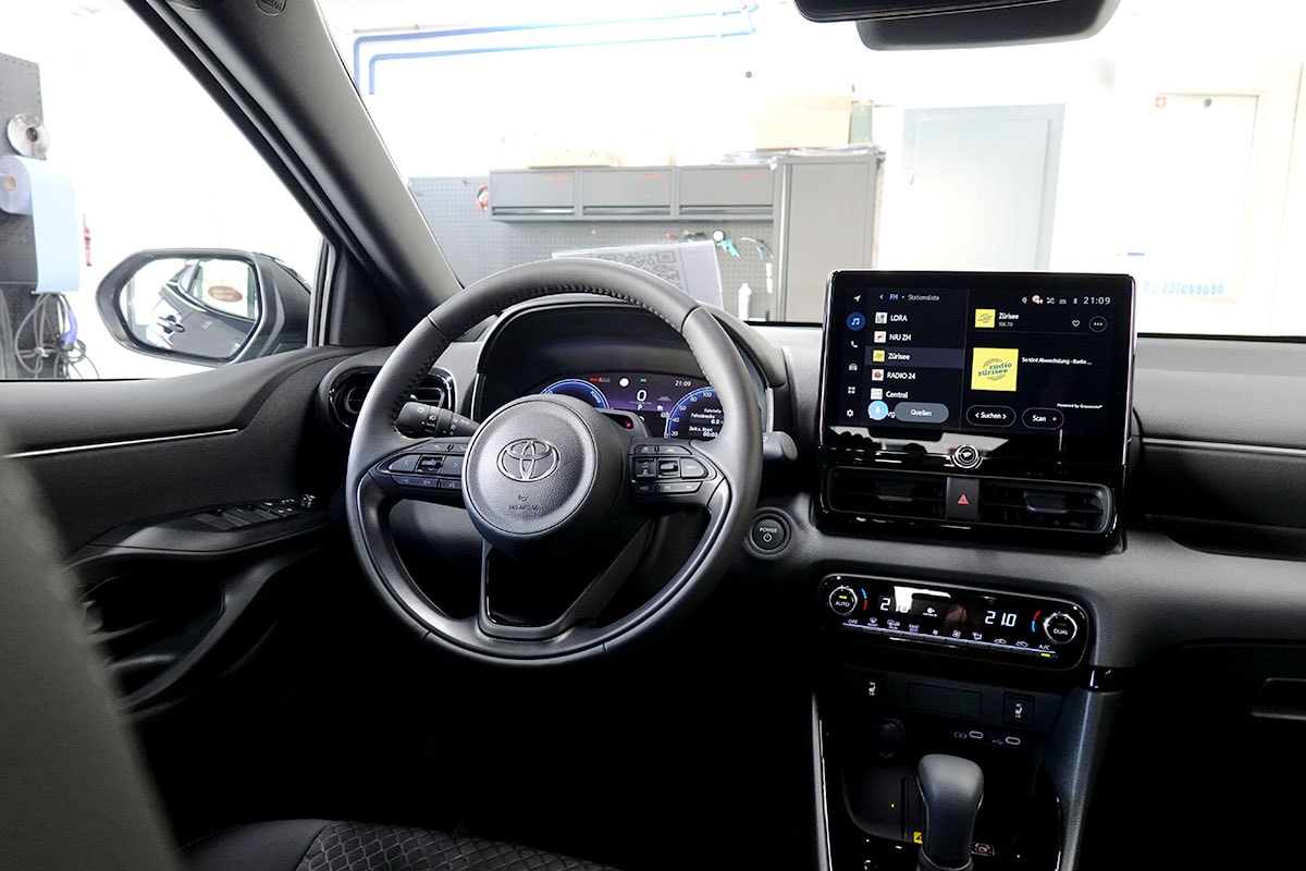 TOYOTA Yaris 1.5 Premium e-CVT-image-7