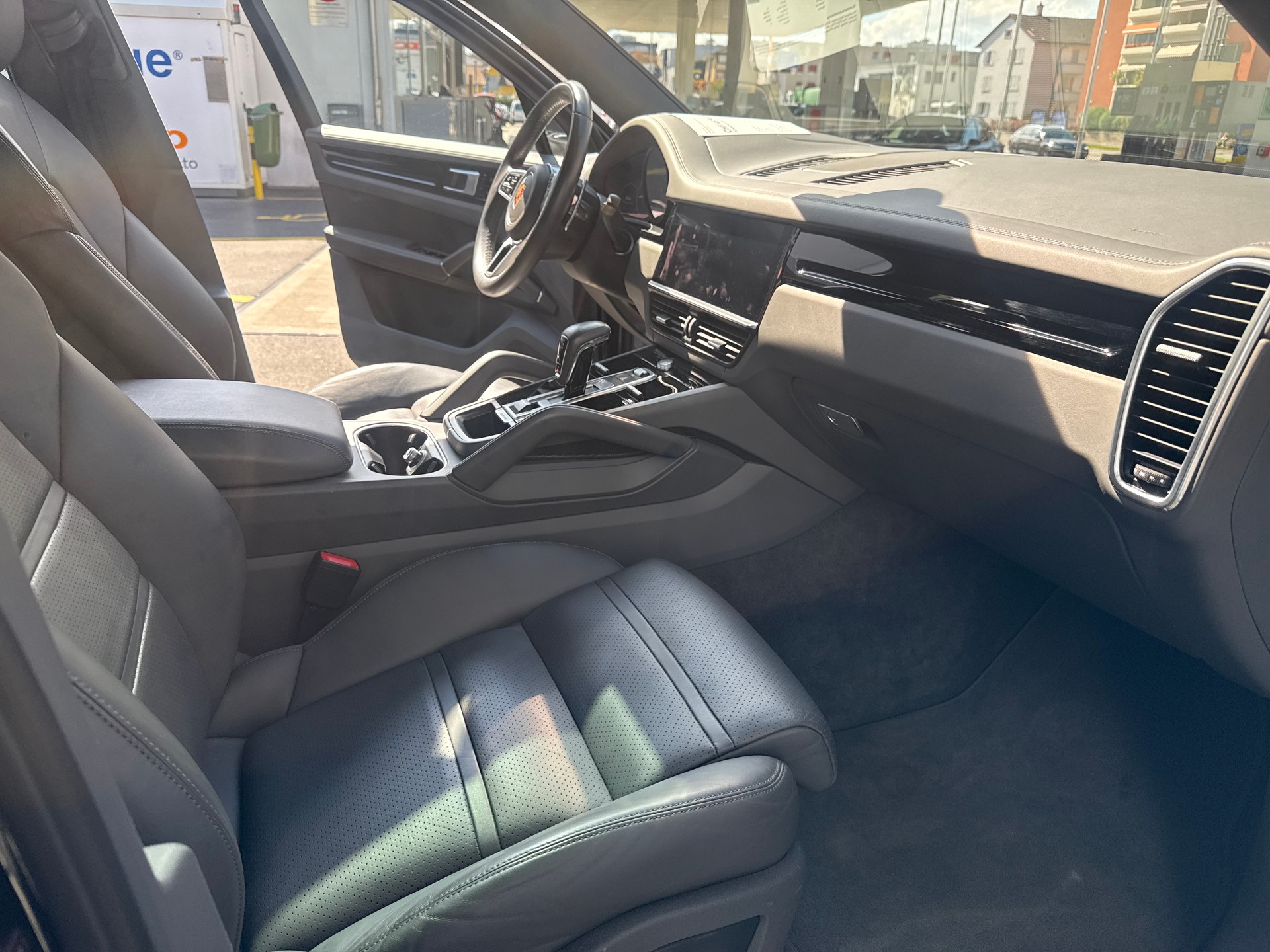 PORSCHE Cayenne-image-4
