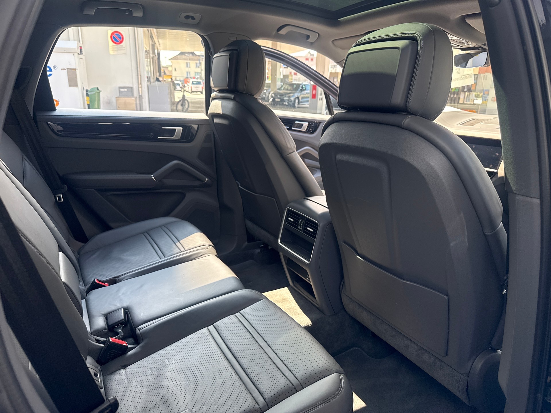 PORSCHE Cayenne-image-5