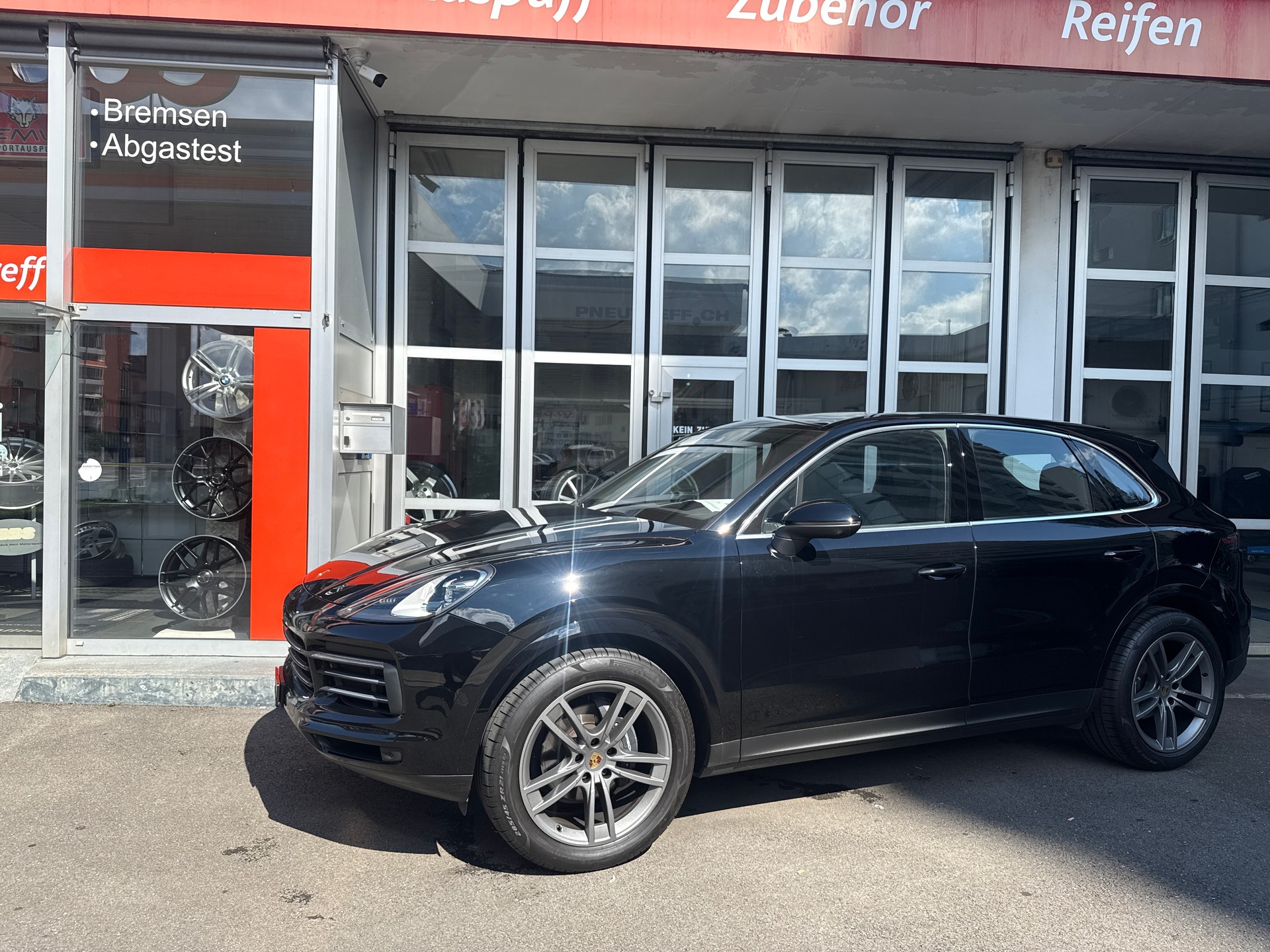 PORSCHE Cayenne-image-1