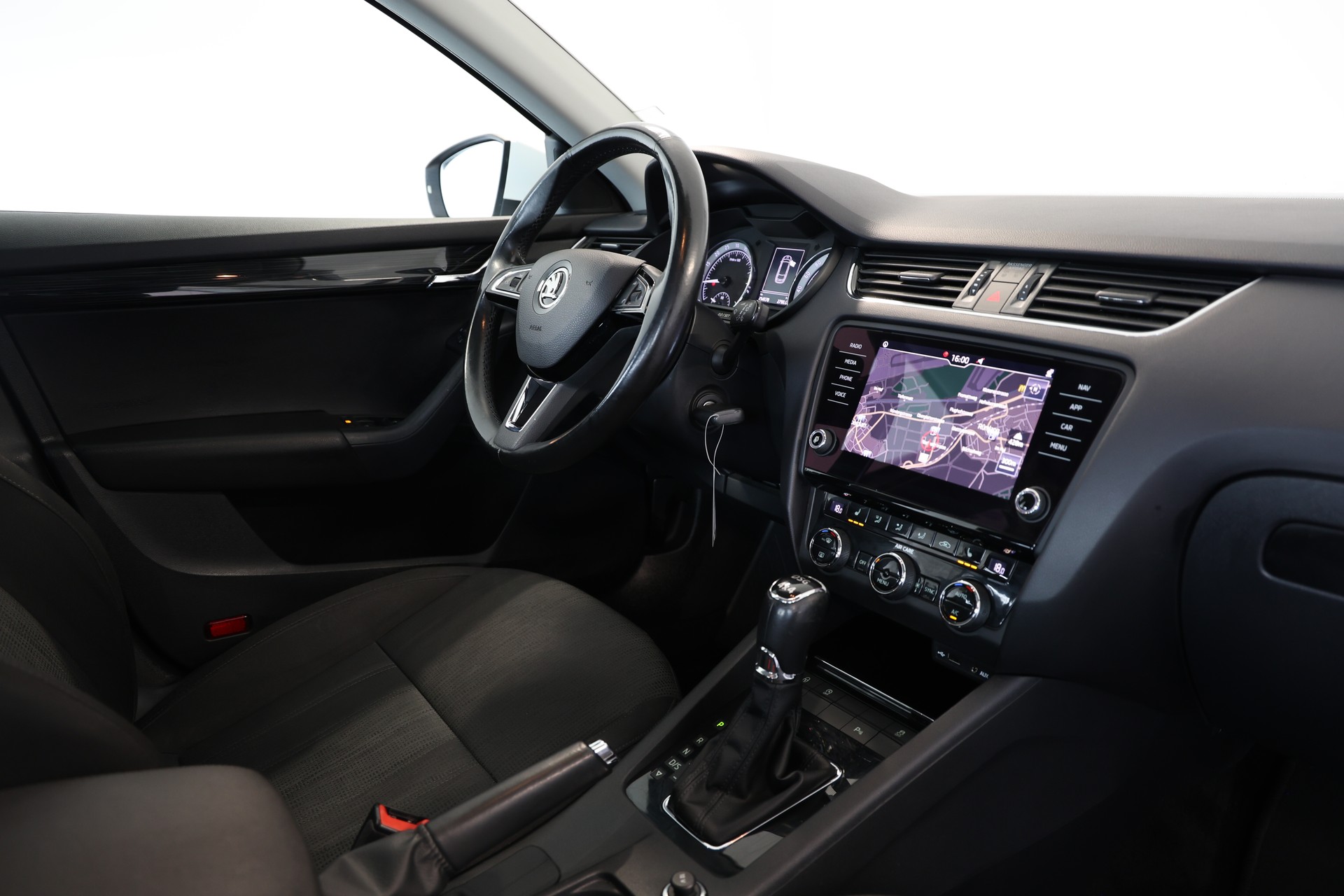 SKODA Octavia Combi 2.0 TDI 184 Ambition 4x4 DSG-image-10
