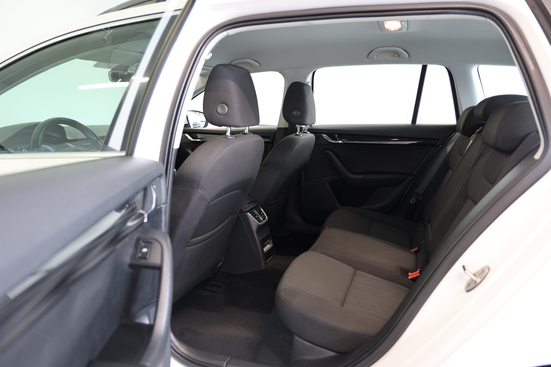 SKODA Octavia Combi 2.0 TDI 184 Ambition 4x4 DSG-image-14