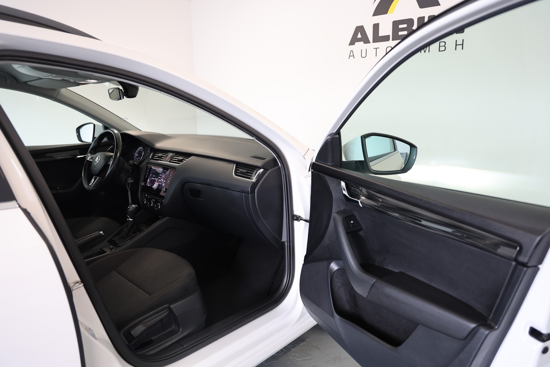 SKODA Octavia Combi 2.0 TDI 184 Ambition 4x4 DSG-image-11