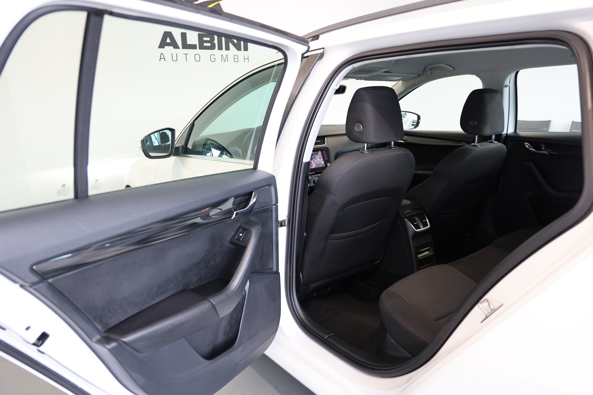 SKODA Octavia Combi 2.0 TDI 184 Ambition 4x4 DSG-image-13