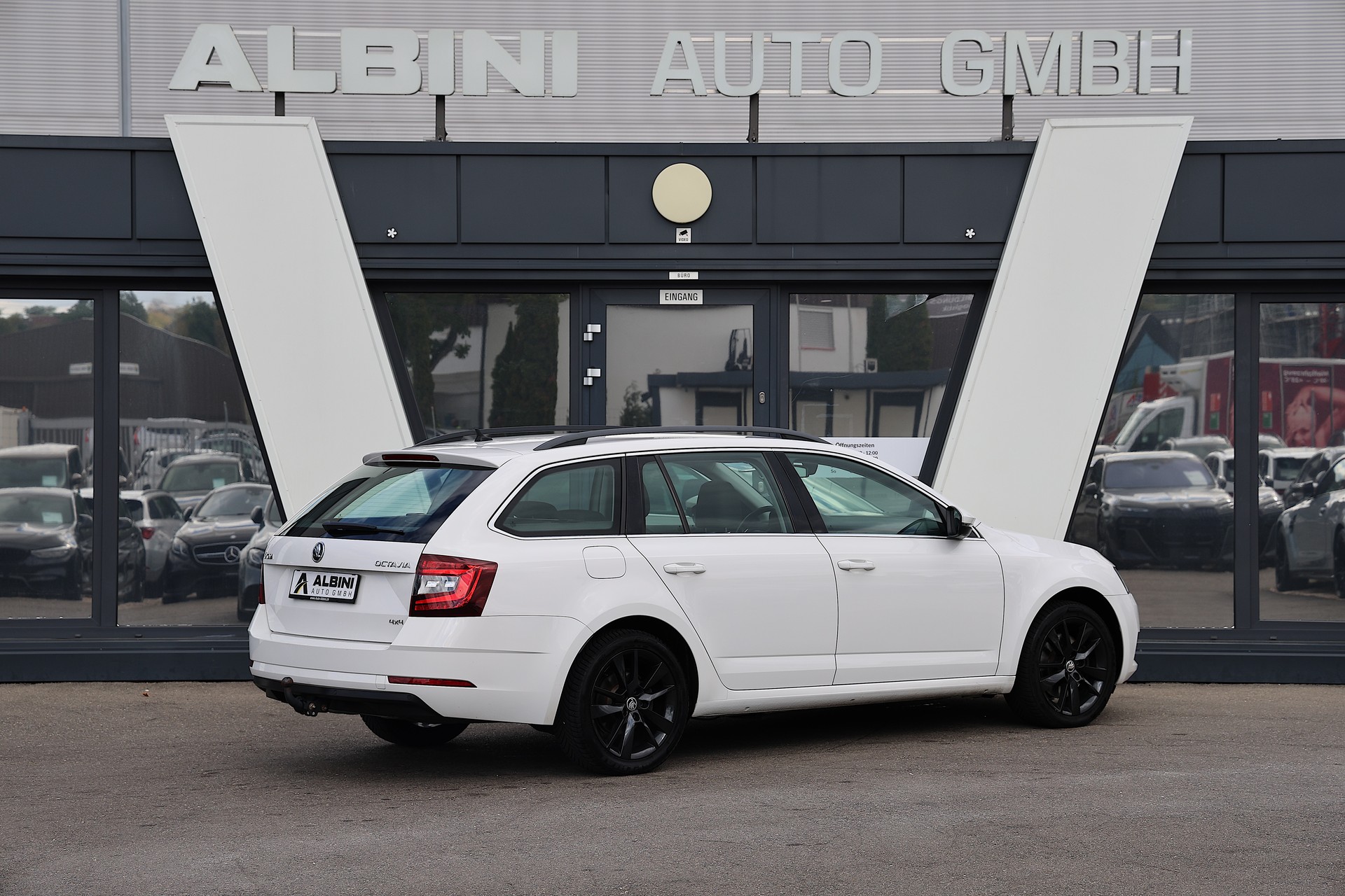SKODA Octavia Combi 2.0 TDI 184 Ambition 4x4 DSG-image-2
