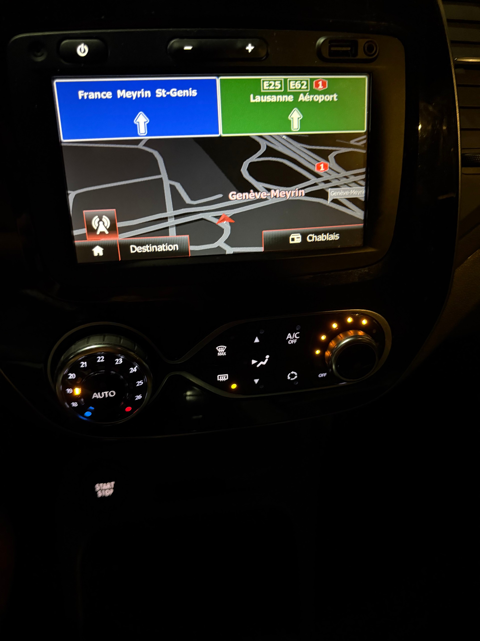 RENAULT Captur 1.2 T 16V Initiale Paris EDC-image-14