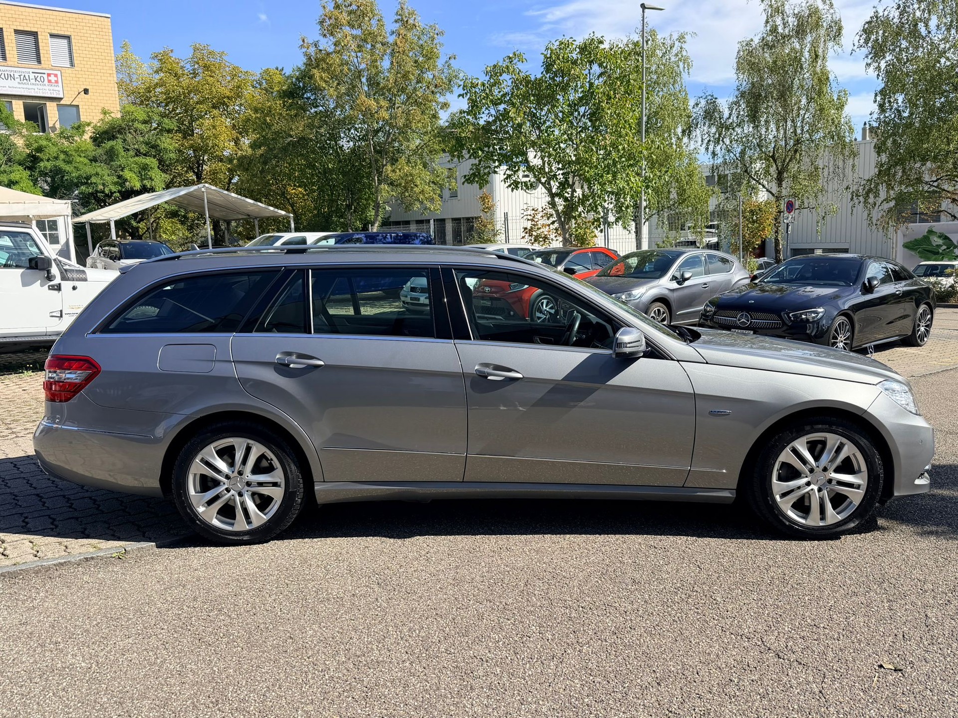 MERCEDES-BENZ E 350 CGI BlueEff. Avantgarde 4Matic 7G-Tronic-image-3