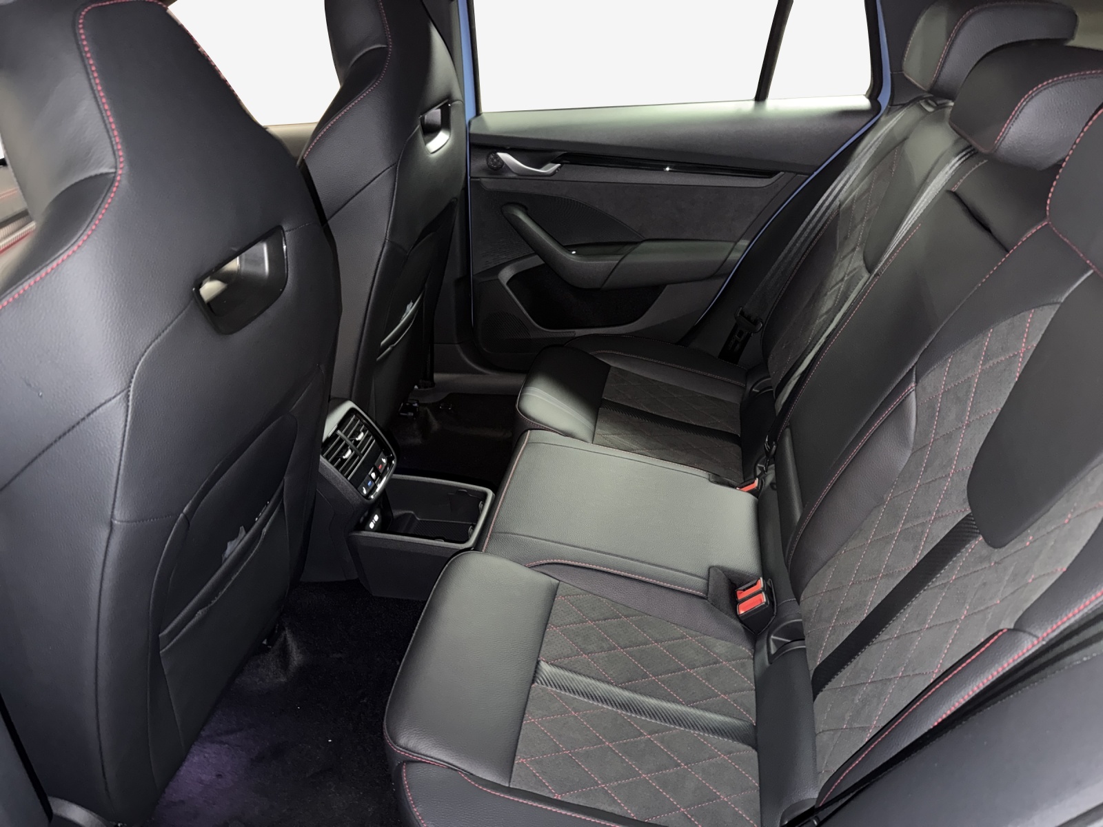 SKODA Octavia Combi 2.0 TSI DSG RS 30 Years Edition-image-11