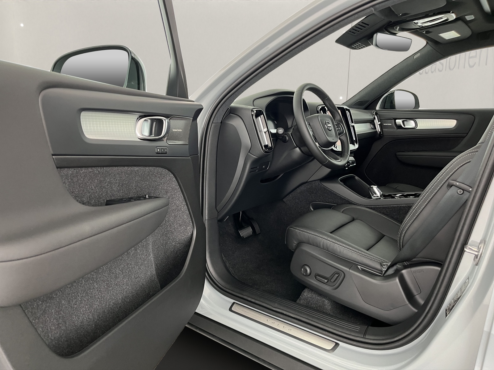 VOLVO XC40 2.0 B4 MH Ultra Dark-image-7