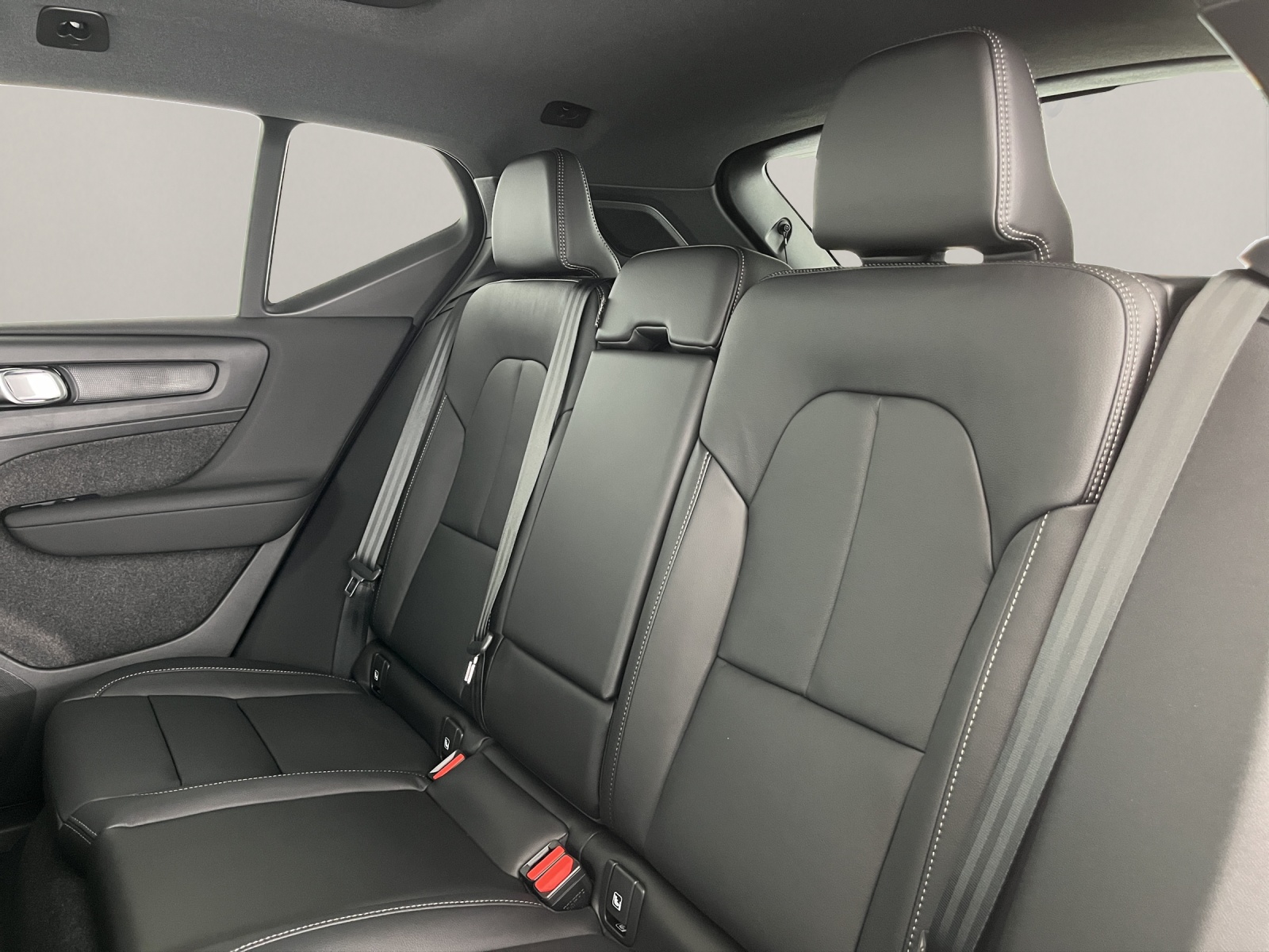 VOLVO XC40 2.0 B4 MH Ultra Dark-image-11
