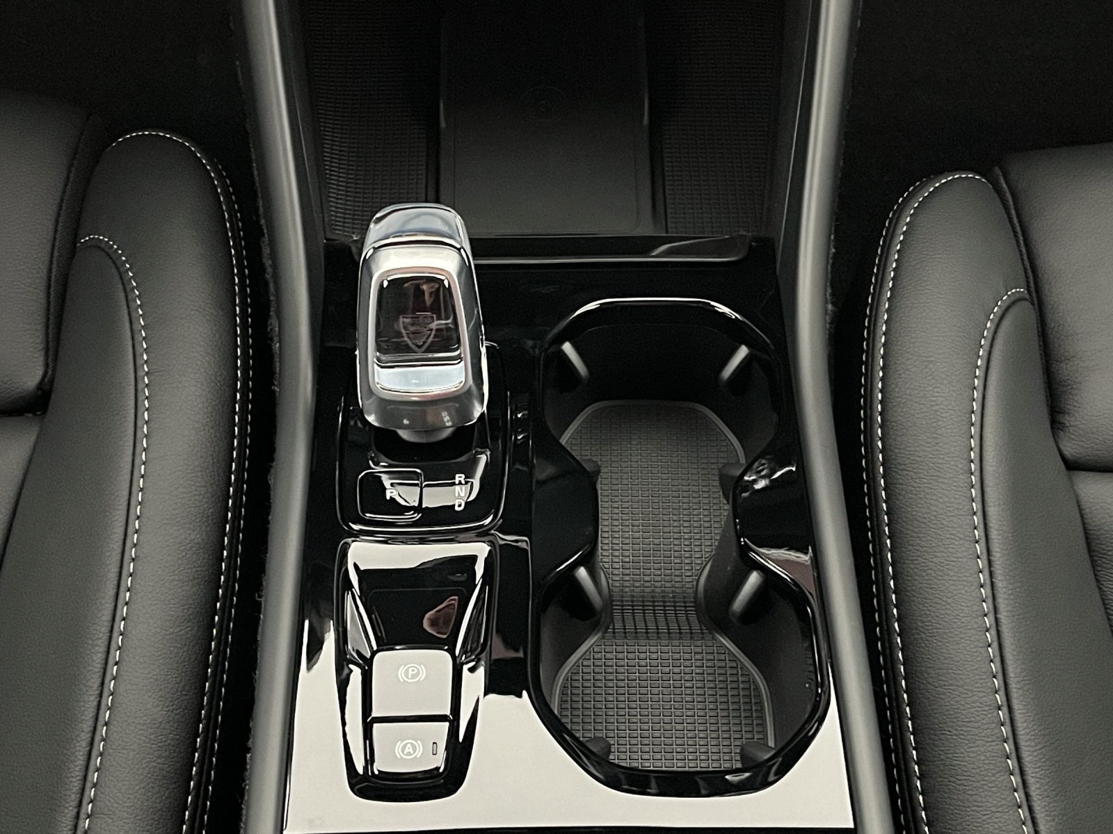 VOLVO XC40 2.0 B4 MH Ultra Dark-image-15