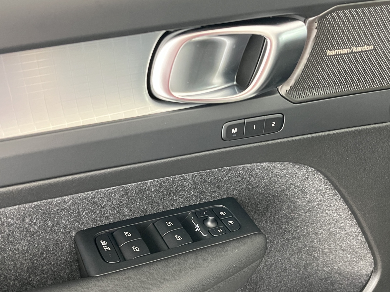 VOLVO XC40 2.0 B4 MH Ultra Dark-image-16