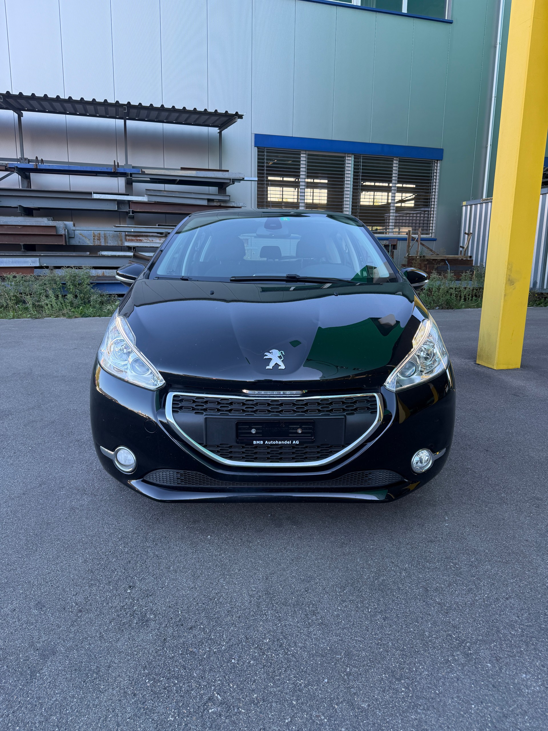 PEUGEOT 208 1.2 VTI Style-image-1
