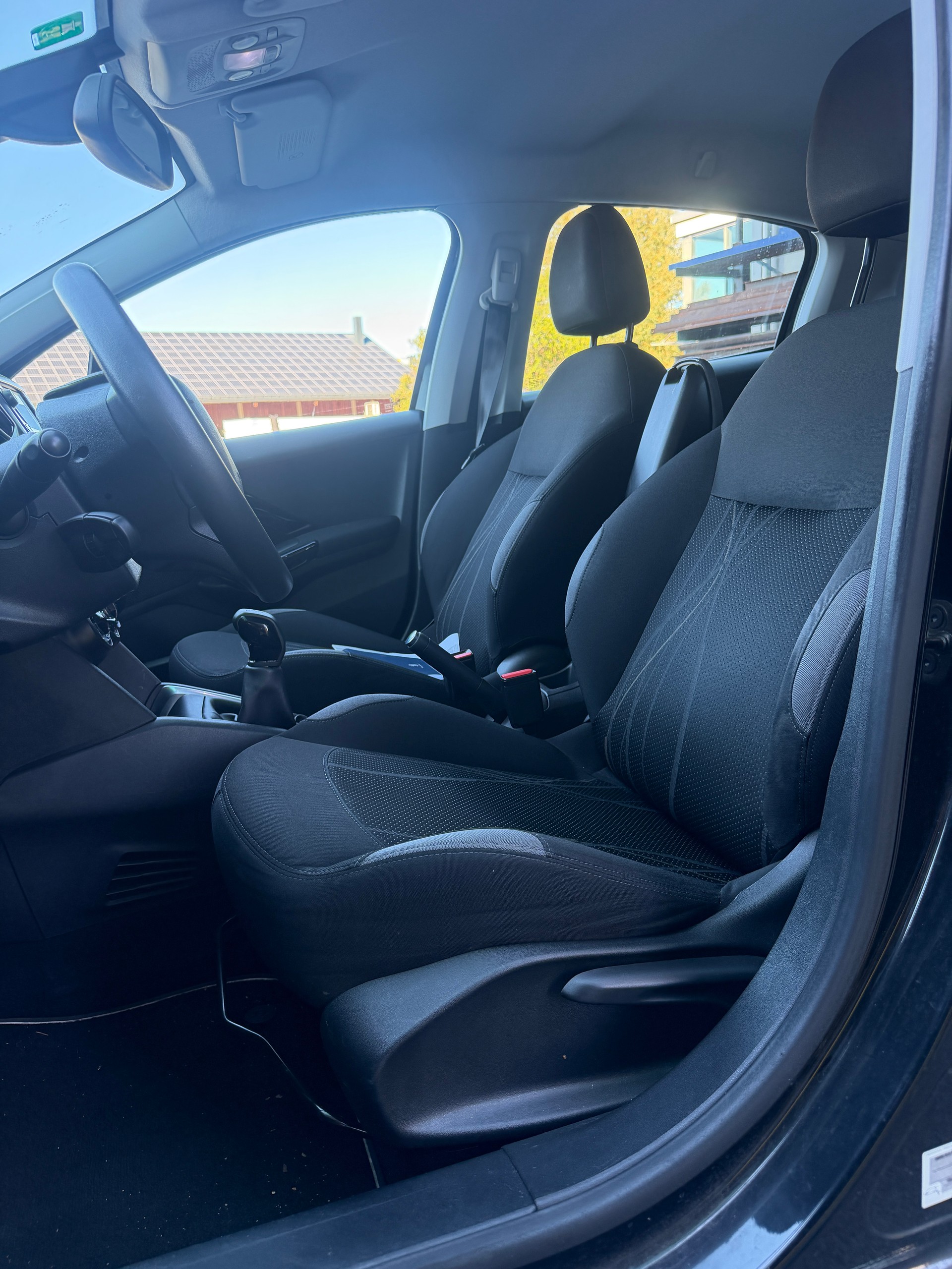 PEUGEOT 208 1.2 VTI Style-image-8