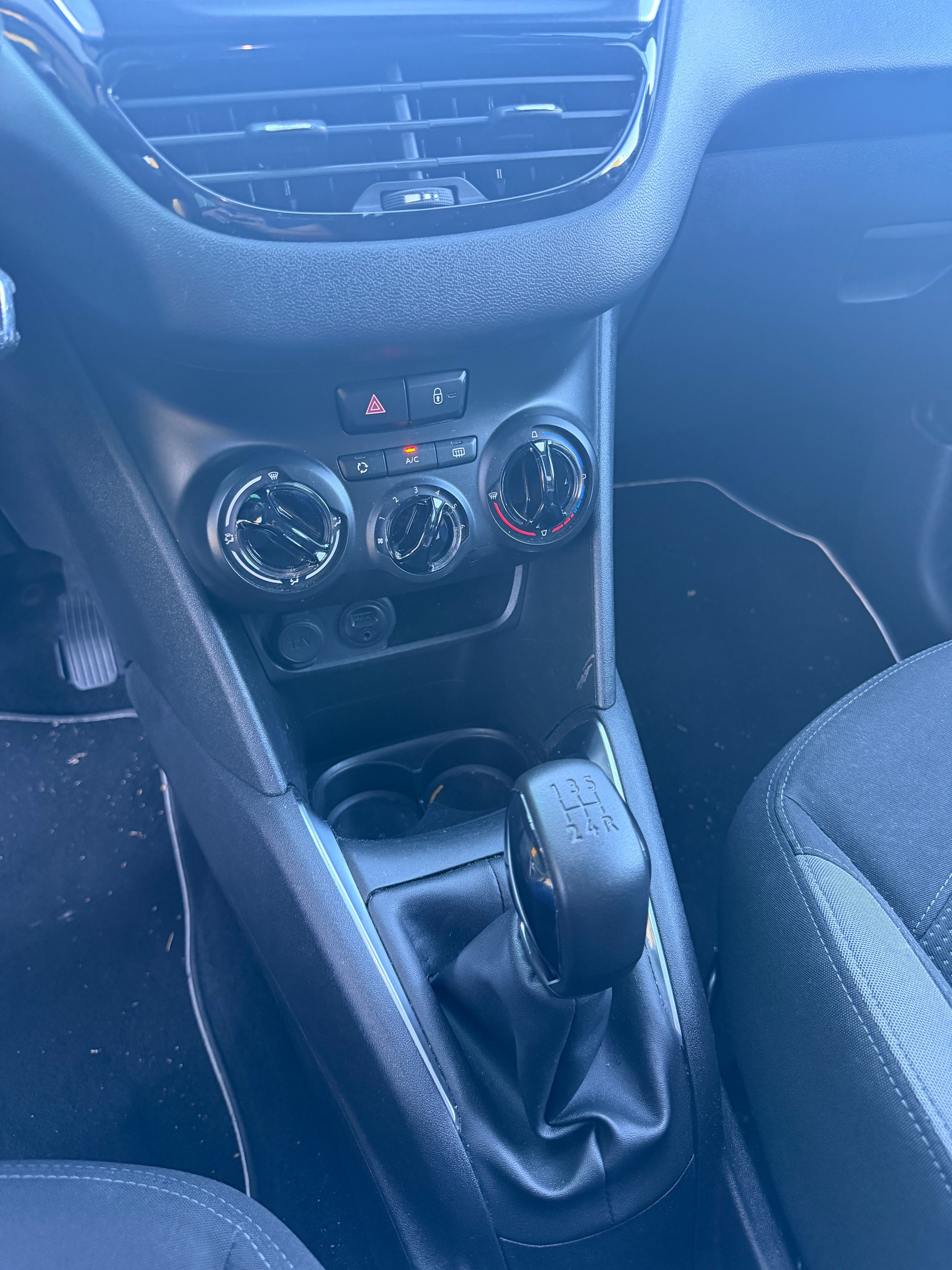 PEUGEOT 208 1.2 VTI Style-image-11
