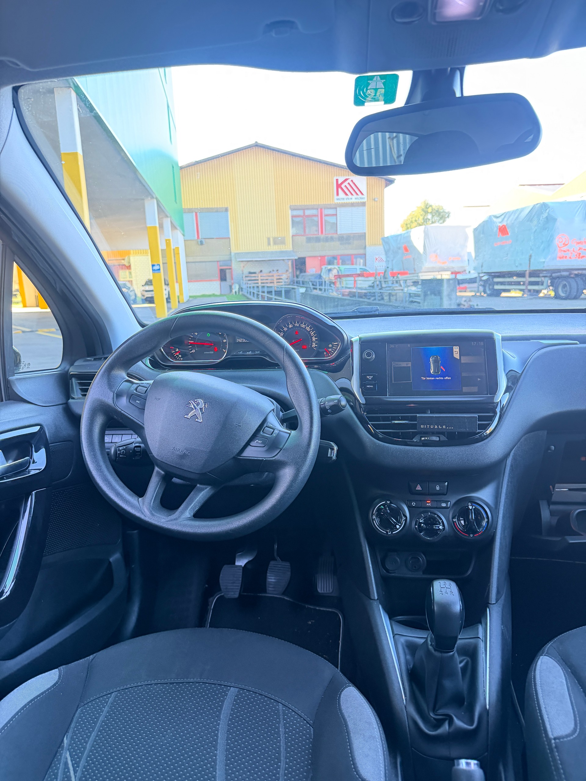 PEUGEOT 208 1.2 VTI Style-image-9
