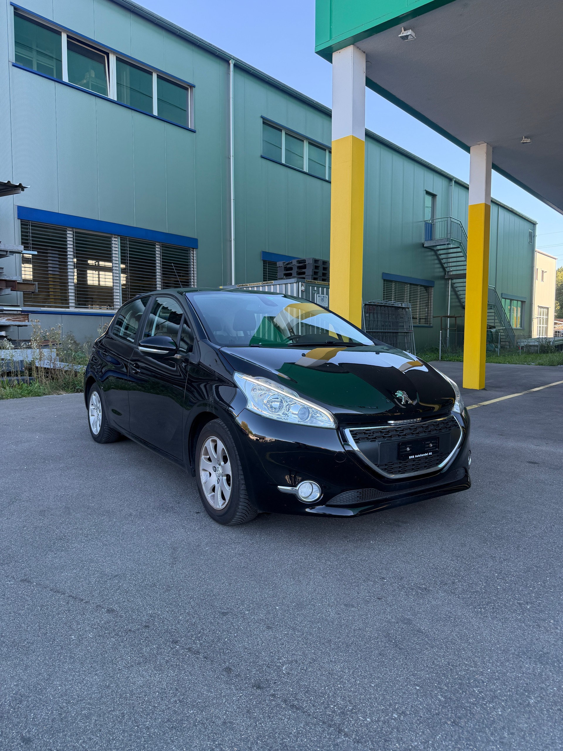 PEUGEOT 208 1.2 VTI Style-image-0
