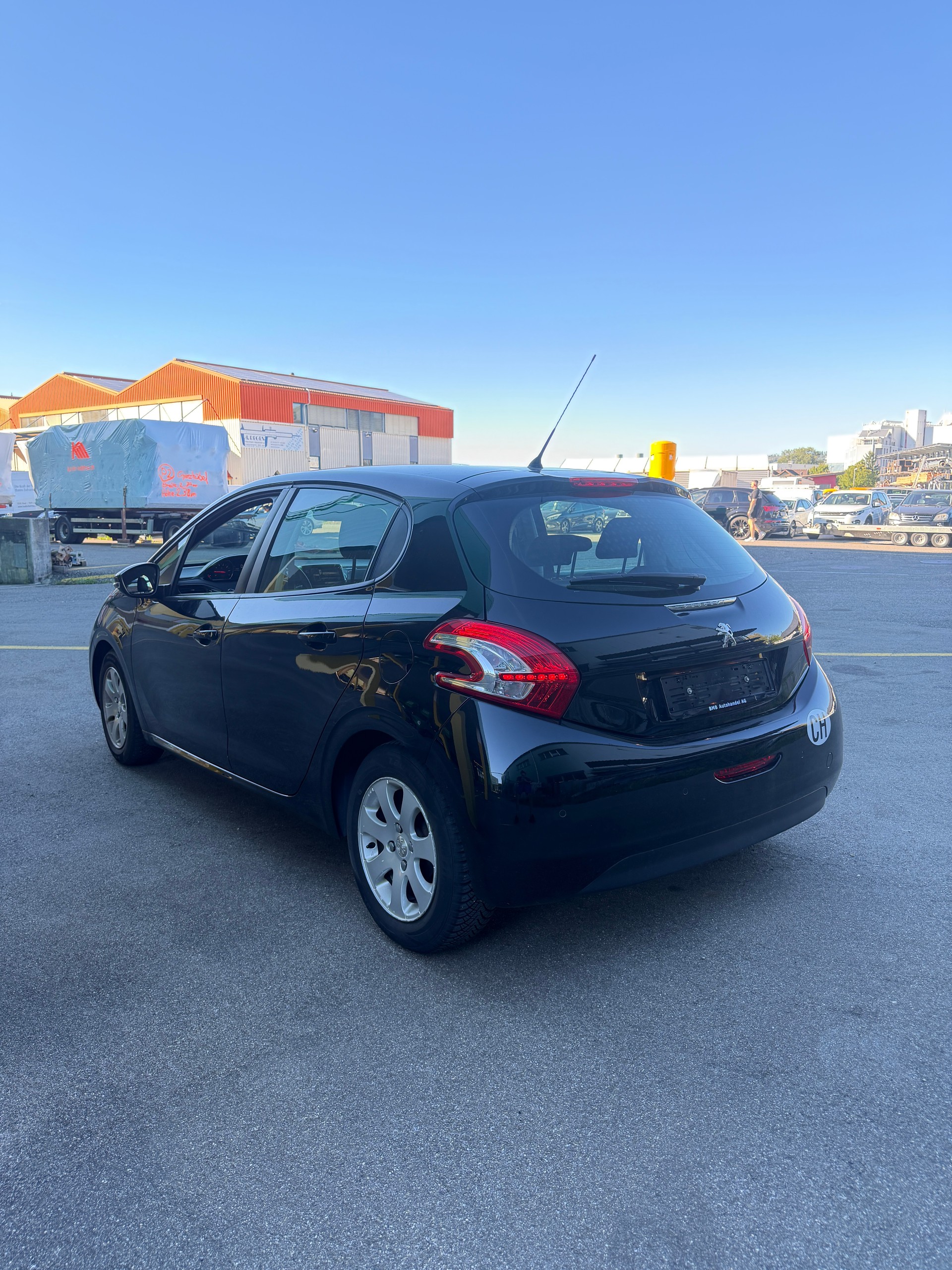 PEUGEOT 208 1.2 VTI Style-image-4