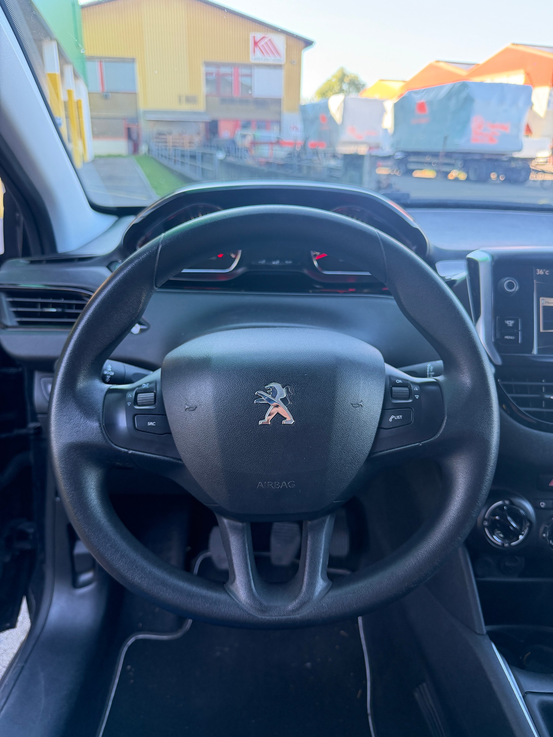 PEUGEOT 208 1.2 VTI Style-image-13