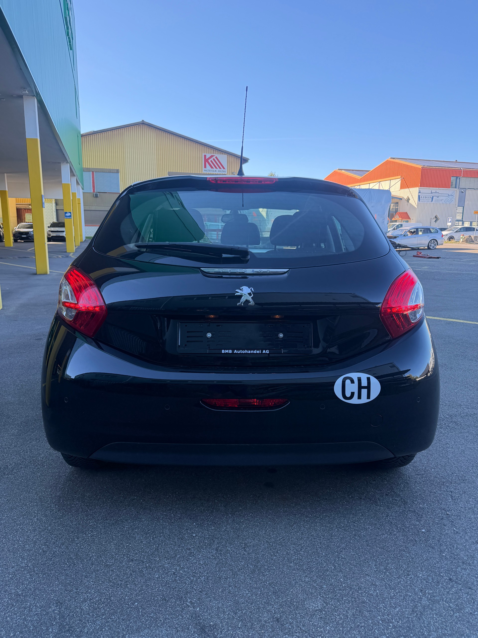 PEUGEOT 208 1.2 VTI Style-image-5