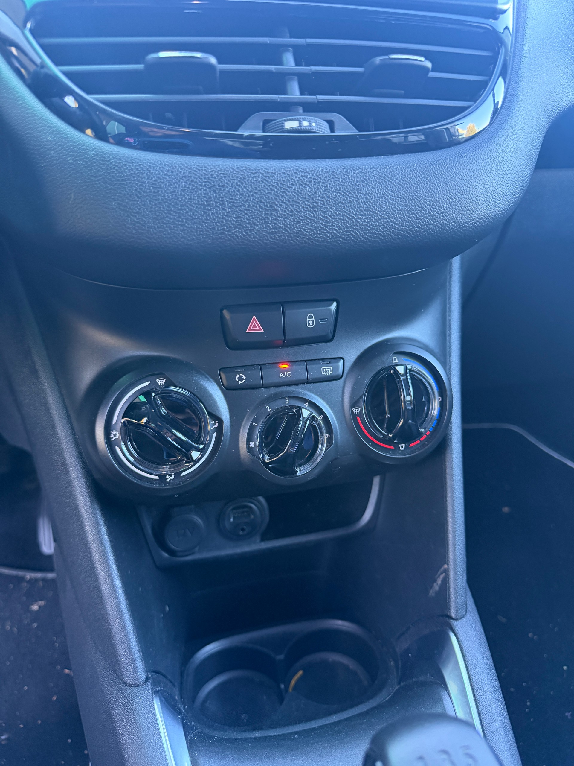 PEUGEOT 208 1.2 VTI Style-image-14
