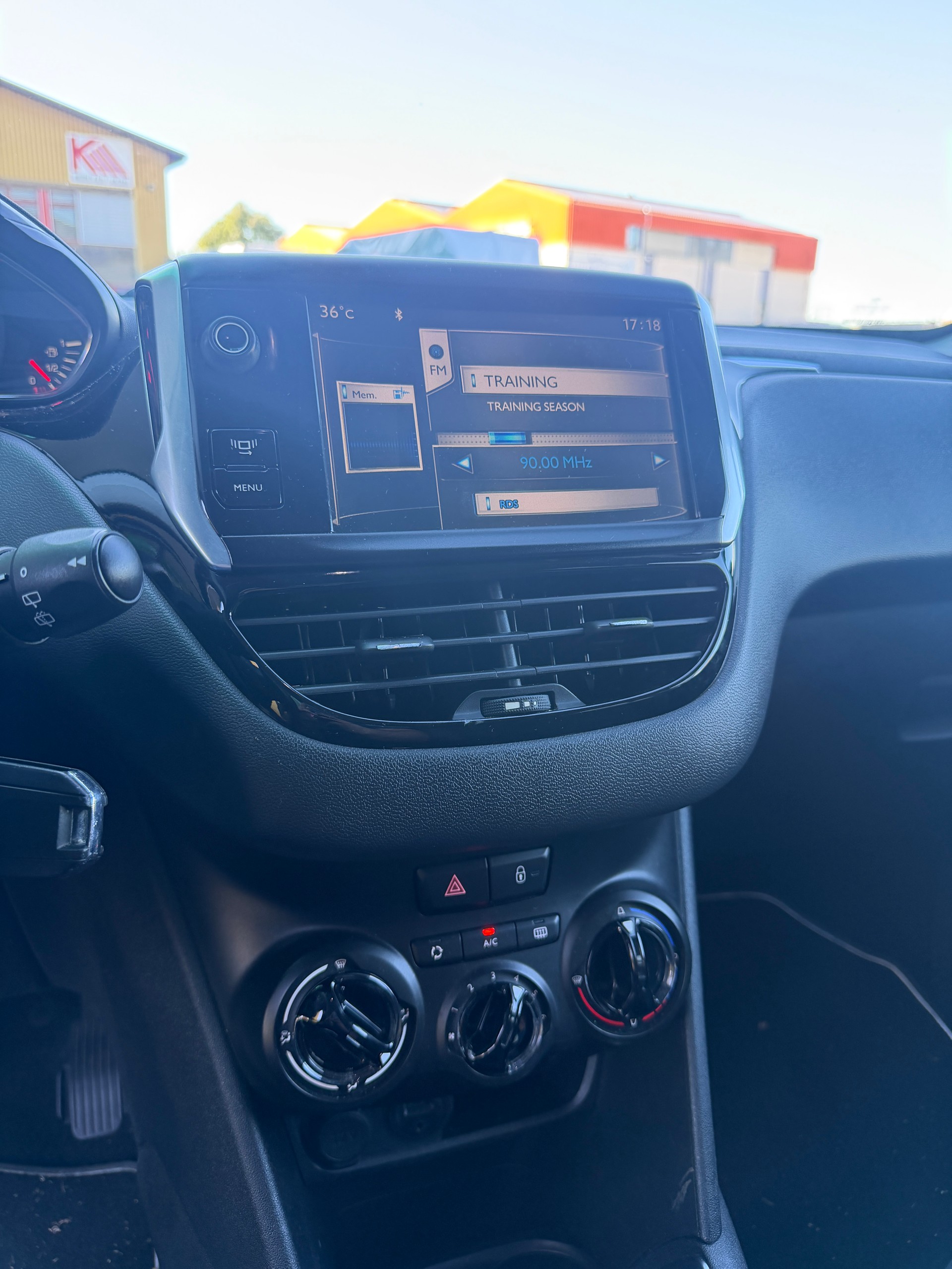 PEUGEOT 208 1.2 VTI Style-image-12