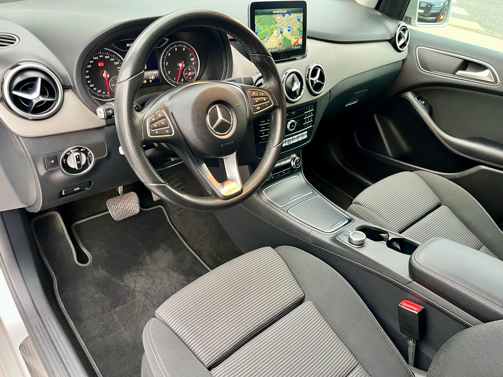 MERCEDES-BENZ B 220 Style 4Matic 7G-DCT-image-11