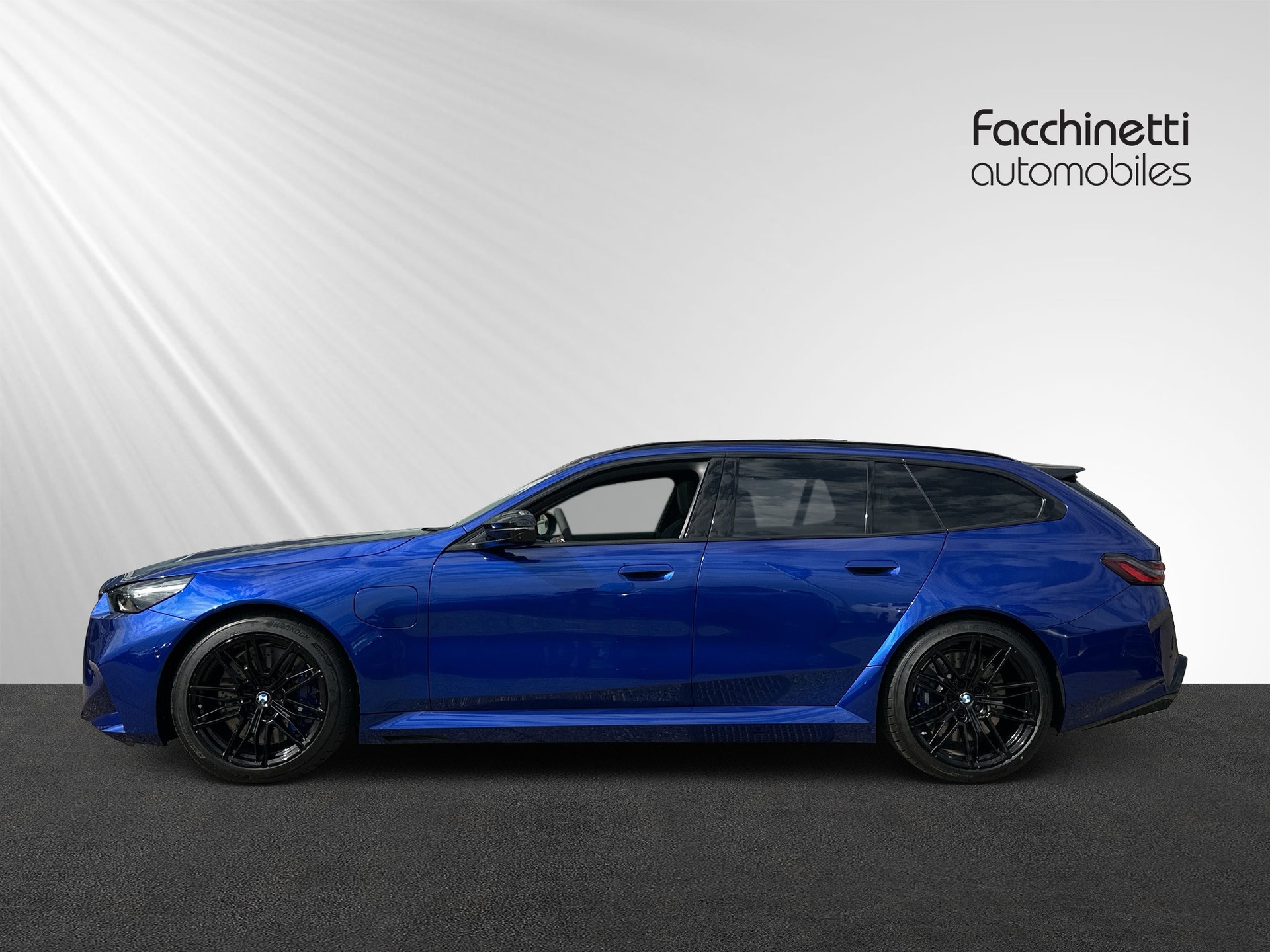 BMW M5 xDrive Touring-image-1