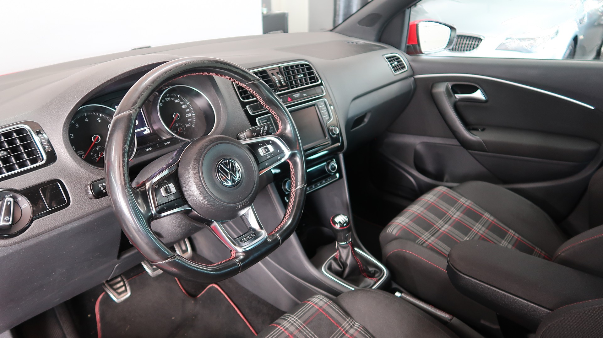 VW Polo 1.8 TSI GTI / CH / 192PS / 1ERE MAIN / GARANTIE-image-17