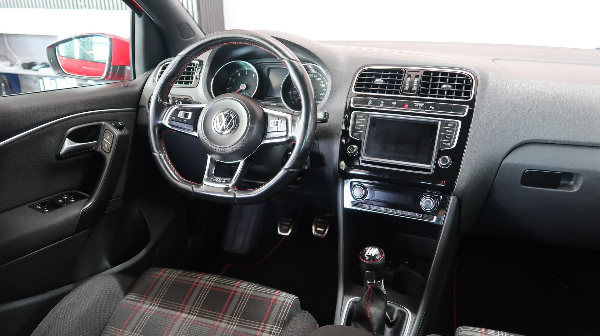VW Polo 1.8 TSI GTI / CH / 192PS / 1ERE MAIN / GARANTIE-image-28