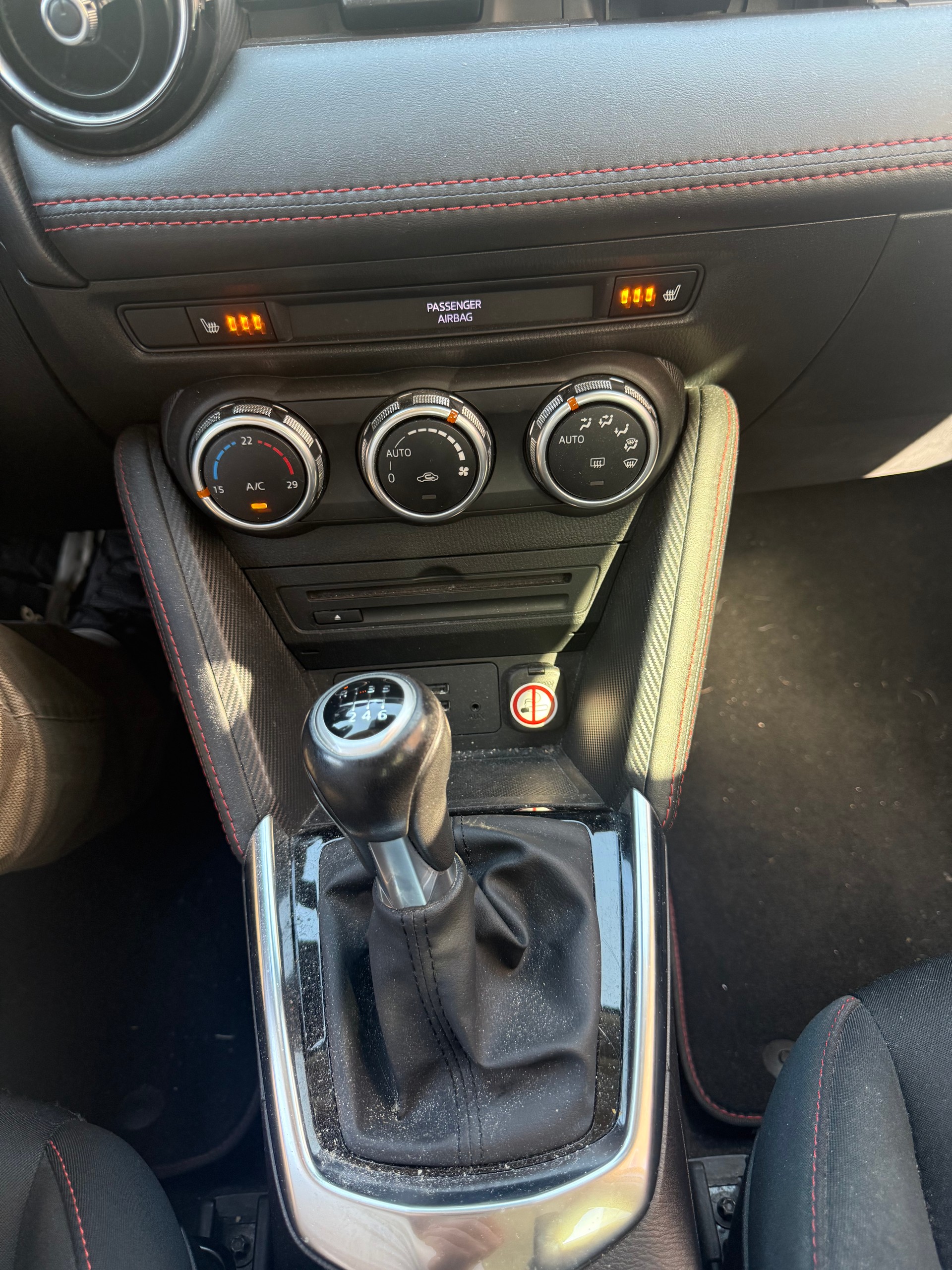MAZDA 2 1.5 CD 16V Skyactiv-D Ambition-image-12