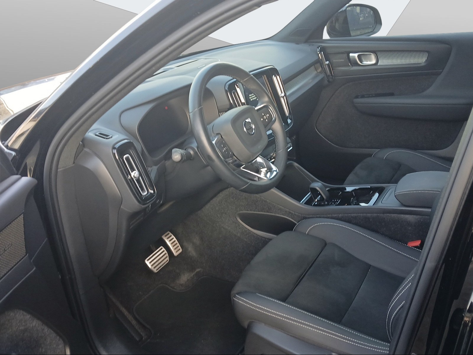 VOLVO XC40 P8 Twin Pro AWD-image-10