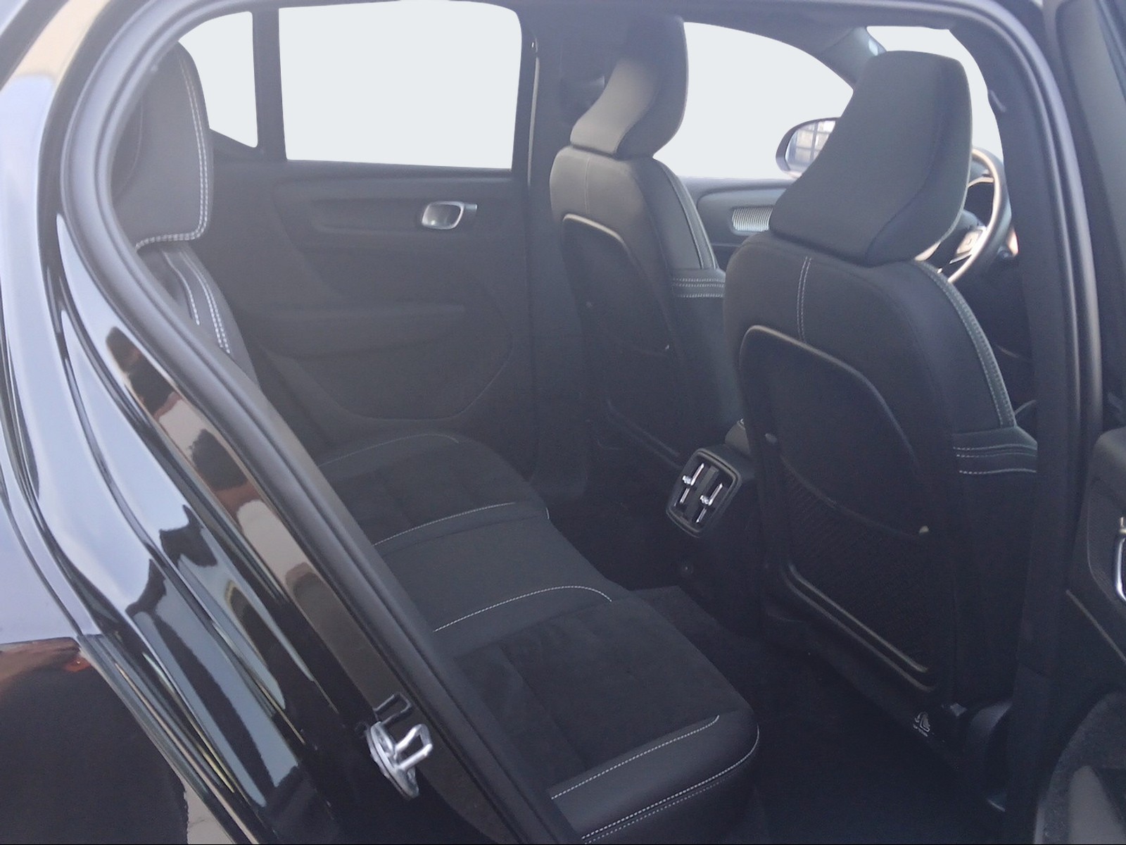 VOLVO XC40 P8 Twin Pro AWD-image-12