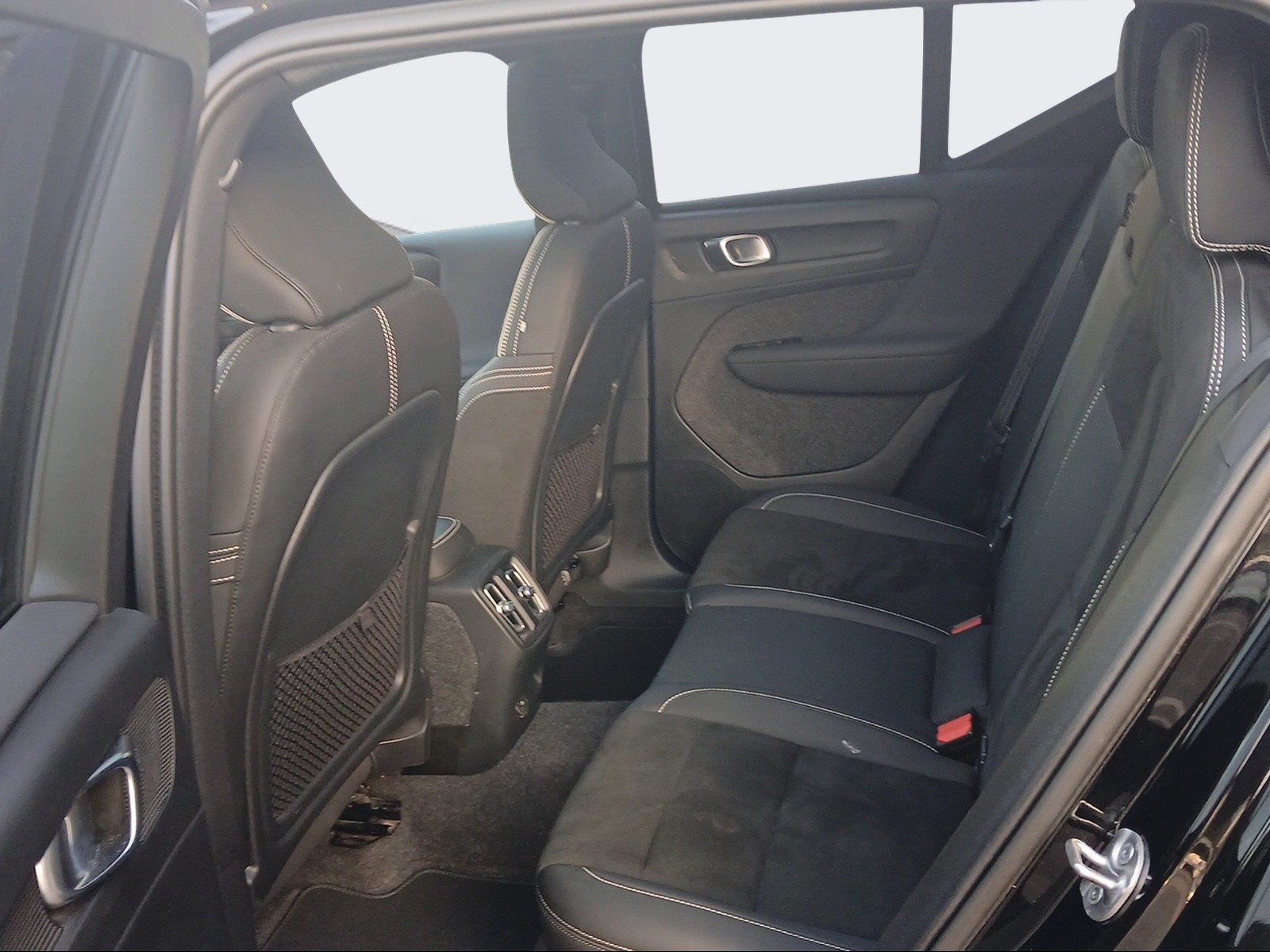 VOLVO XC40 P8 Twin Pro AWD-image-11