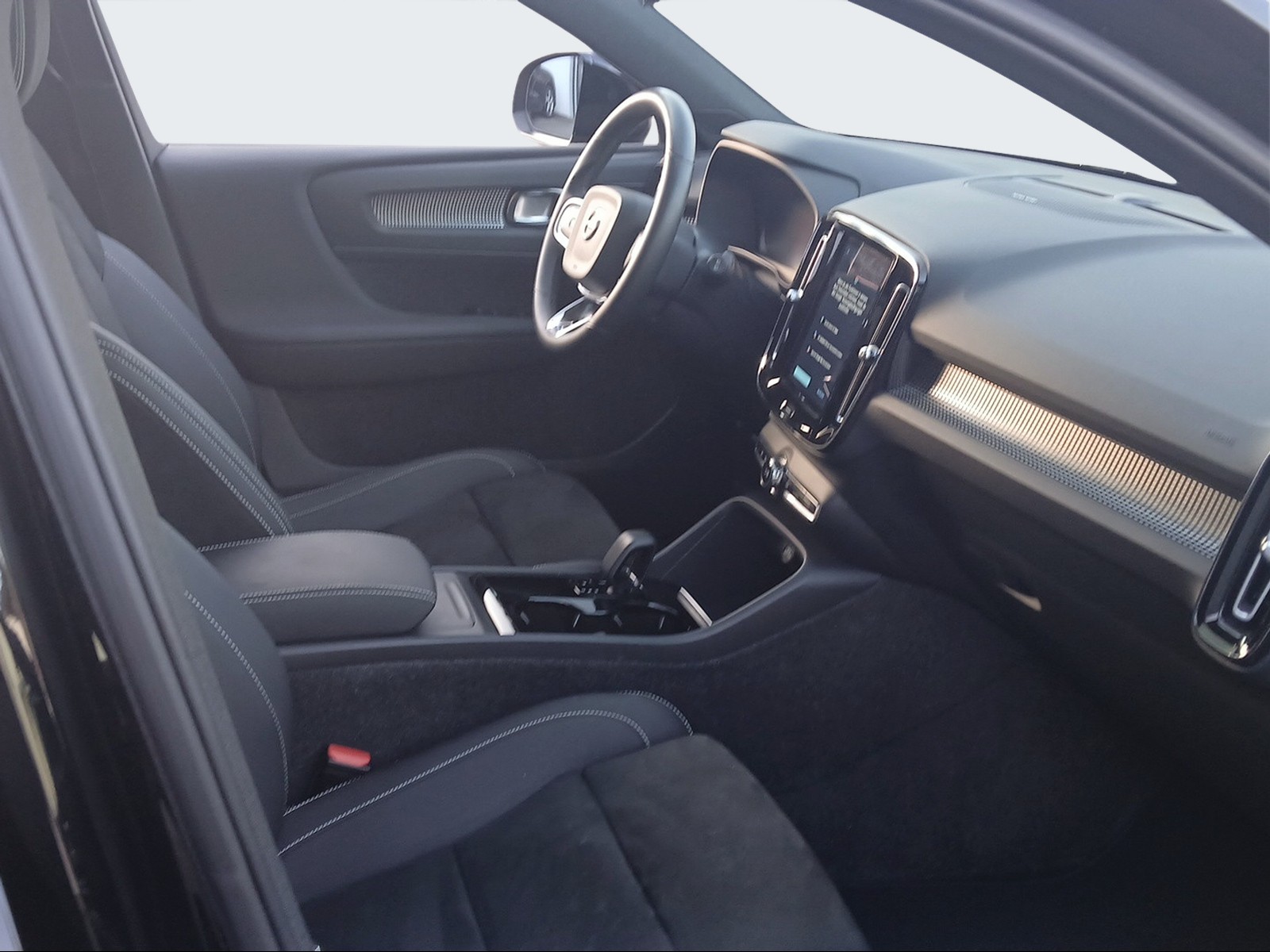 VOLVO XC40 P8 Twin Pro AWD-image-13