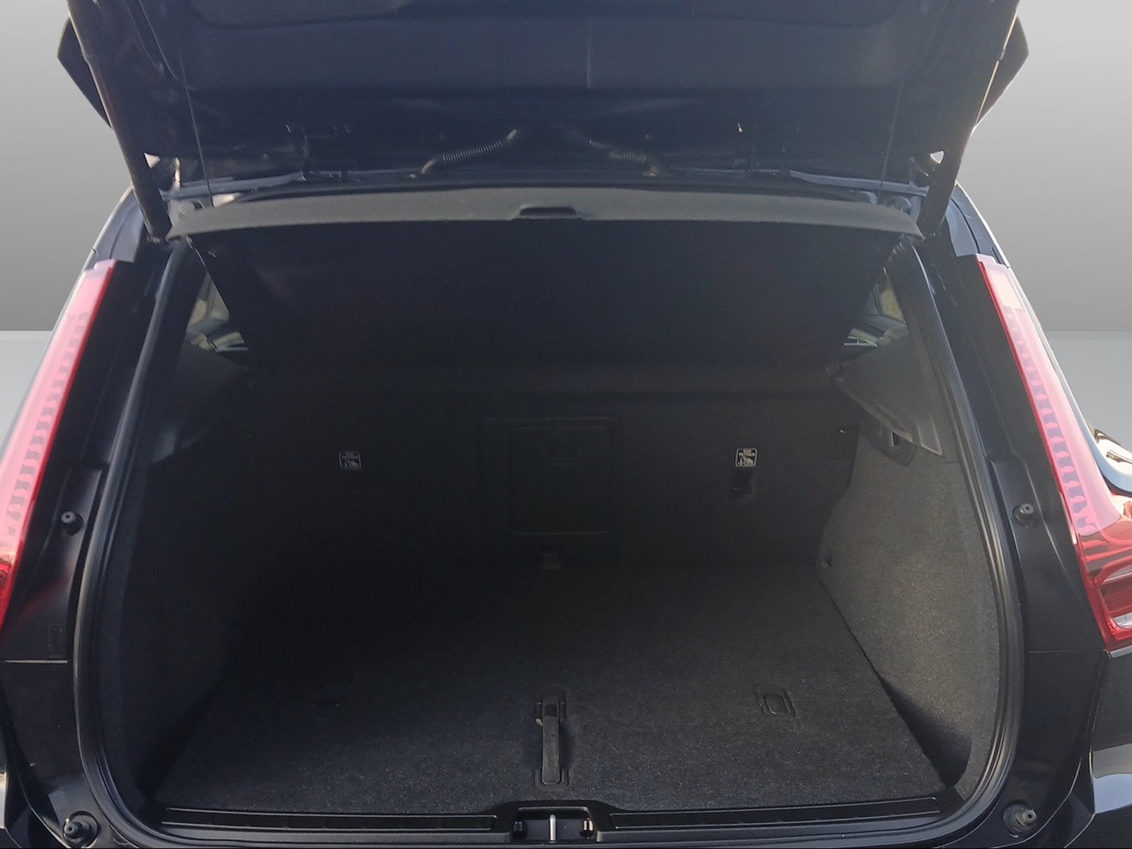 VOLVO XC40 P8 Twin Pro AWD-image-9