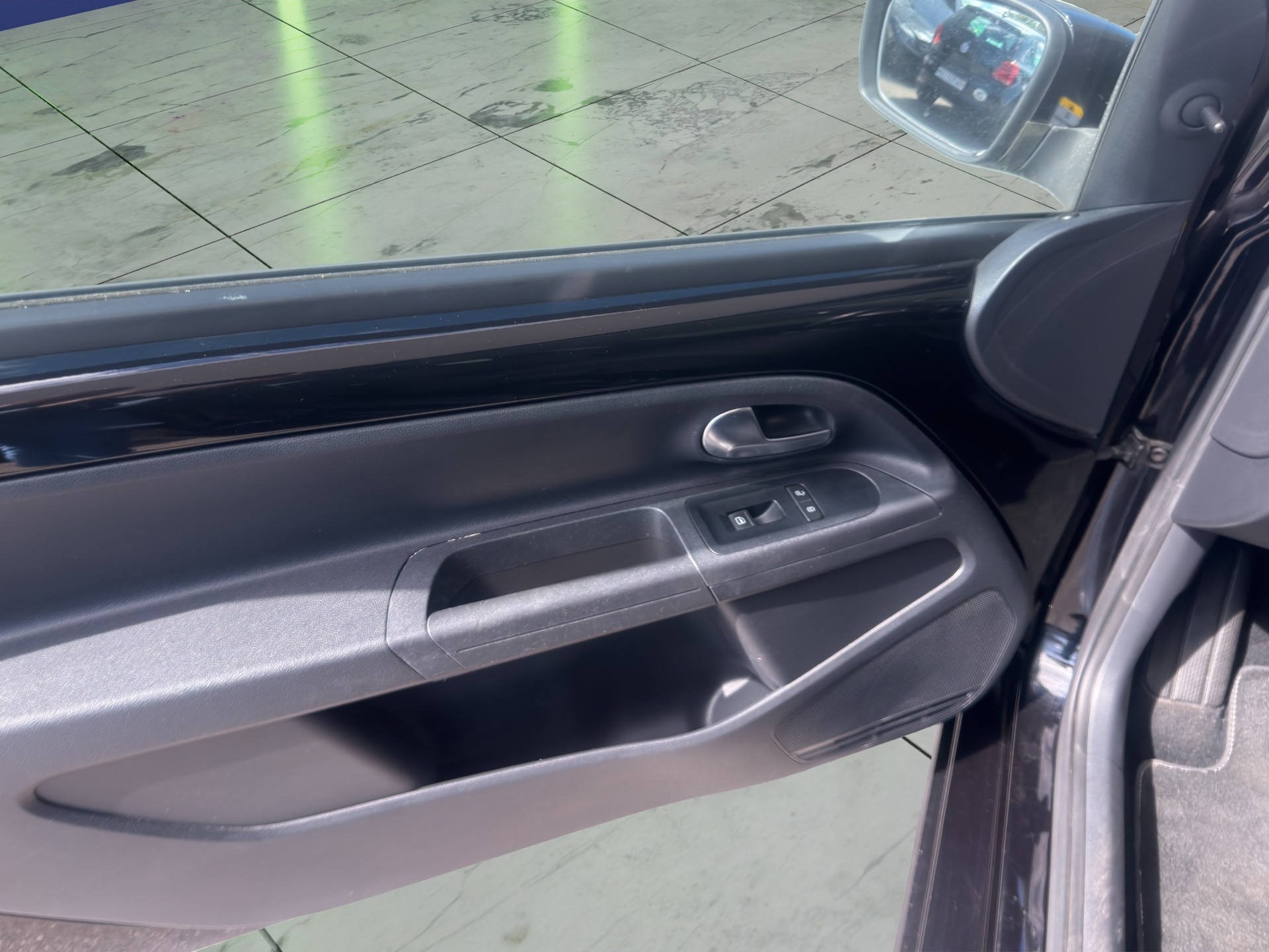 VW Up 1.0 black up-image-16